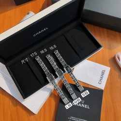 シャネル プレミエール ロック クォーツモデル パリ・ヴァンドーム広場の8角形をモチーフにした象徴的なデザイン。26mm×20mm サイズ 輸入高級ステンレス鋼   サファイアクリスタルガラス 天然パール母貝使用 ミニマリストデザイン スイス製高精度クォーツ  純正品と同等のケース/バンド材質  3サイズ展開で細かいフィット調整可能  モダンなミニマルデザイン 昼夜を問わず使える汎用性  コレクター必携のアイテム   建築の永続的な美と時計の優雅さが見事に調和した、時代を超えるアイコンです。