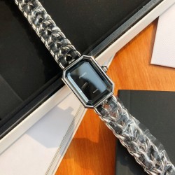 シャネル プレミエール ロック クォーツモデル パリ・ヴァンドーム広場の8角形をモチーフにした象徴的なデザイン。26mm×20mm サイズ 輸入高級ステンレス鋼   サファイアクリスタルガラス 天然パール母貝使用 ミニマリストデザイン スイス製高精度クォーツ  純正品と同等のケース/バンド材質  3サイズ展開で細かいフィット調整可能  モダンなミニマルデザイン 昼夜を問わず使える汎用性  コレクター必携のアイテム   建築の永続的な美と時計の優雅さが見事に調和した、時代を超えるアイコンです。
