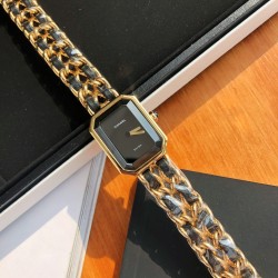 シャネル プレミエール ロック クォーツモデル パリ・ヴァンドーム広場の8角形をモチーフにした象徴的なデザイン。26mm×20mm サイズ 輸入高級ステンレス鋼   サファイアクリスタルガラス 天然パール母貝使用 ミニマリストデザイン スイス製高精度クォーツ  純正品と同等のケース/バンド材質  3サイズ展開で細かいフィット調整可能  モダンなミニマルデザイン 昼夜を問わず使える汎用性  コレクター必携のアイテム   建築の永続的な美と時計の優雅さが見事に調和した、時代を超えるアイコンです