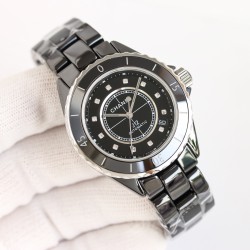 シャネル CHANEL J12 20周年記念モデル「ムーブメント刷新版」38mm（男女兼用）溝数を30→40に増加（視覚的拡張効果）角丸研磨+延長リンク（スリムシルエット）新開発フォント採用文字盤 時針/分針同幅化 先端0.2mm極細加工 専用Caliber 12.1自動巻きムーブメント  200m防水 セラミックリンク増量 