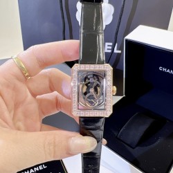 シャネル ボイ・フレンド スケルトン 限定モデル 2024年 春の新作コレクション*グローバル限定生産 スイス専用開発スケルトン機芯  3D立体切削サファイアクリスタル両面無反射コーティング 天然オニキスカボション リュウズ  アメリカ産クロコダイルレザー ベルト 「ボイ・フレンド」シリーズの革新と伝統が見事に融合した1品。サファイアガラス越しに覗く機械の美しさは、コレクター必見の価値があります