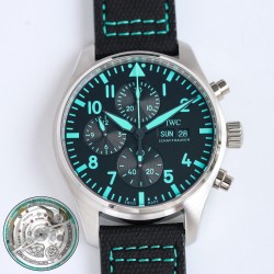 IWC アイ・ダブリュー・シー × メルセデスAMG マレーシアF1チーム コラボレーション特別モデル* WC アイ・ダブリュー・シー製自動巻きムーブメント搭載  モデル番号：IWC 388108 メンズ 43mmケース径  両面無反射コーティング施されたドーム型サファイアクリスタルガラス  伝統的なスクリューダウン式リューズで操作性を向上  *機能* 日付、曜日、クロノグラフ（秒計測） *ムーブメント* キャリバー69385 フルオートマティック機械式ムーブメント、28,800振動/時間（4Hz） *バ