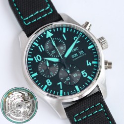 IWC アイ・ダブリュー・シー × メルセデスAMG マレーシアF1チーム コラボレーション特別モデル* WC アイ・ダブリュー・シー製自動巻きムーブメント搭載  モデル番号：IWC 388108 メンズ 43mmケース径  両面無反射コーティング施されたドーム型サファイアクリスタルガラス  伝統的なスクリューダウン式リューズで操作性を向上  *機能* 日付、曜日、クロノグラフ（秒計測） *ムーブメント* キャリバー69385 フルオートマティック機械式ムーブメント、28,800振動/時間（4Hz） *バ
