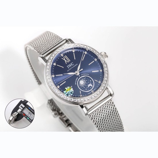 【JMF.Factory】匠の心が生んだ最高峰レプリカ*IWC アイ・ダブリュー・シー ポートフィノ デイ&ナイト Ref.IW659802(谷愛凌モデル)* 34mm×9.5mmのコンパクトケースが詩的な日替わり表示を表現。華やかなダイヤモンドセッティングと相まって、他を圧倒する美しさを実現。業界初の「超薄型ケース」を完全再現*正品を分解・計測し、厚み9.5mmを忠実に再現。星辰(昼夜表示盤)の位置も正品と寸分違わず市販の2824ムーブメントではなく, JMF独占開発の「美優達35180カスタム版」*を 【JMF.Factory】匠の心が生んだ最高峰レプリカ*IWC アイ・ダブリュー・シー ポートフィノ デイ&ナイト Ref.IW659802(谷愛凌モデル)* 34mm×9.5mmのコンパクトケースが詩的な日替わり表示を表現。華やかなダイヤモンドセッティングと相まって、他を圧倒する美しさを実現。業界初の「超薄型ケース」を完全再現*正品を分解・計測し、厚み9.5mmを忠実に再現。星辰(昼夜表示盤)の位置も正品と寸分違わず市販の2824ムーブメントではなく, JMF独占開発の「美優達35180カスタム版」*を