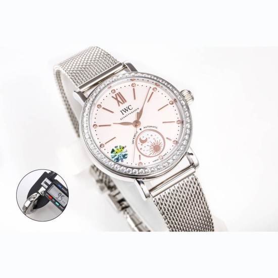 【JMF.Factory】匠の心が生んだ最高峰レプリカ*IWC アイ・ダブリュー・シー ポートフィノ デイ&ナイト Ref.IW659802(谷愛凌モデル)* 34mm×9.5mmのコンパクトケースが詩的な日替わり表示を表現。華やかなダイヤモンドセッティングと相まって、他を圧倒する美しさを実現。業界初の「超薄型ケース」を完全再現*正品を分解・計測し、厚み9.5mmを忠実に再現。星辰(昼夜表示盤)の位置も正品と寸分違わず市販の2824ムーブメントではなく、**JMF独占開発の「美優達35180カスタム版」* 【JMF.Factory】匠の心が生んだ最高峰レプリカ*IWC アイ・ダブリュー・シー ポートフィノ デイ&ナイト Ref.IW659802(谷愛凌モデル)* 34mm×9.5mmのコンパクトケースが詩的な日替わり表示を表現。華やかなダイヤモンドセッティングと相まって、他を圧倒する美しさを実現。業界初の「超薄型ケース」を完全再現*正品を分解・計測し、厚み9.5mmを忠実に再現。星辰(昼夜表示盤)の位置も正品と寸分違わず市販の2824ムーブメントではなく、**JMF独占開発の「美優達35180カスタム版」*