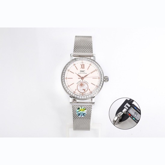 【JMF.Factory】匠の心が生んだ最高峰レプリカ*IWC アイ・ダブリュー・シー ポートフィノ デイ&ナイト Ref.IW659802(谷愛凌モデル)* 34mm×9.5mmのコンパクトケースが詩的な日替わり表示を表現。華やかなダイヤモンドセッティングと相まって、他を圧倒する美しさを実現。業界初の「超薄型ケース」を完全再現*正品を分解・計測し、厚み9.5mmを忠実に再現。星辰(昼夜表示盤)の位置も正品と寸分違わず市販の2824ムーブメントではなく、**JMF独占開発の「美優達35180カスタム版」* 【JMF.Factory】匠の心が生んだ最高峰レプリカ*IWC アイ・ダブリュー・シー ポートフィノ デイ&ナイト Ref.IW659802(谷愛凌モデル)* 34mm×9.5mmのコンパクトケースが詩的な日替わり表示を表現。華やかなダイヤモンドセッティングと相まって、他を圧倒する美しさを実現。業界初の「超薄型ケース」を完全再現*正品を分解・計測し、厚み9.5mmを忠実に再現。星辰(昼夜表示盤)の位置も正品と寸分違わず市販の2824ムーブメントではなく、**JMF独占開発の「美優達35180カスタム版」*