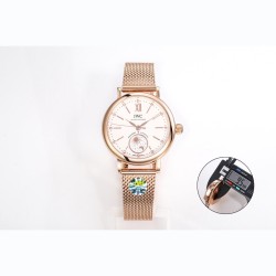 【JMF.Factory】職人魂が生んだ最高峰レプリカ IWC アイ・ダブリュー・シー ポートフィノ デイ&ナイト IW659802（谷愛凌モデル）34mm×9.5mmのコンパクトケースが詩的な日替わり表示を表現。華やかなダイヤモンド装飾と相まって、比類なき美しさを実現しています。- 厚さ9.5mmの超薄型ケースを完全再現-昼夜表示盤の位置を正品と完全一致- 職人が時間をかけて精密に仕上げ - 美優達35180カスタム版を特別採用- 28800振動/時(4Hz)の高精度- 50時間パワーリザーブ- 50m