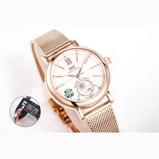 【JMF.Factory】職人の魂が込められた最高峰レプリカ IWC アイ・ダブリュー・シー ポートフィノ デイ&ナイト IW659802(谷愛凌モデル)34mm×9.5mmのスリムケースが織りなす詩的な日替わり表示機能。華麗なダイヤモンドセッティングと相まって、他に類を見ない美しさを実現しました。- 正品を分解・計測し、厚さ9.5mmを忠実に再現- 熟練職人による手作業での精密仕上げ -- 24時間で1回転する金製の太陽&月表示- 12個のダイヤモンドインデックス(各時標に1石)- サンレイ仕上げ文字盤 【JMF.Factory】職人の魂が込められた最高峰レプリカ IWC アイ・ダブリュー・シー ポートフィノ デイ&ナイト IW659802(谷愛凌モデル)34mm×9.5mmのスリムケースが織りなす詩的な日替わり表示機能。華麗なダイヤモンドセッティングと相まって、他に類を見ない美しさを実現しました。- 正品を分解・計測し、厚さ9.5mmを忠実に再現- 熟練職人による手作業での精密仕上げ -- 24時間で1回転する金製の太陽&月表示- 12個のダイヤモンドインデックス(各時標に1石)- サンレイ仕上げ文字盤