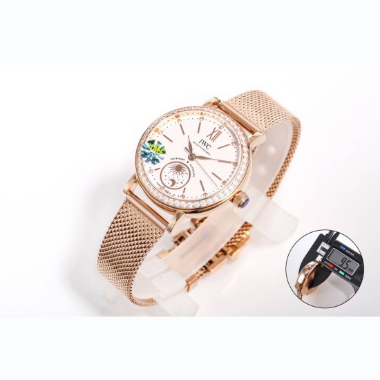 【JMF.Factory】職人の魂が込められた最高峰レプリカ IWC アイ・ダブリュー・シー ポートフィノ デイ&ナイト IW659802(谷愛凌モデル)34mm×9.5mmのスリムケースが織りなす詩的な日替わり表示機能。華麗なダイヤモンドセッティングと相まって、他に類を見ない美しさを実現しました。- 正品を分解・計測し、厚さ9.5mmを忠実に再現- 熟練職人による手作業での精密仕上げ -- 24時間で1回転する金製の太陽&月表示- 12個のダイヤモンドインデックス(各時標に1石)- サンレイ仕上げ文字盤 【JMF.Factory】職人の魂が込められた最高峰レプリカ IWC アイ・ダブリュー・シー ポートフィノ デイ&ナイト IW659802(谷愛凌モデル)34mm×9.5mmのスリムケースが織りなす詩的な日替わり表示機能。華麗なダイヤモンドセッティングと相まって、他に類を見ない美しさを実現しました。- 正品を分解・計測し、厚さ9.5mmを忠実に再現- 熟練職人による手作業での精密仕上げ -- 24時間で1回転する金製の太陽&月表示- 12個のダイヤモンドインデックス(各時標に1石)- サンレイ仕上げ文字盤