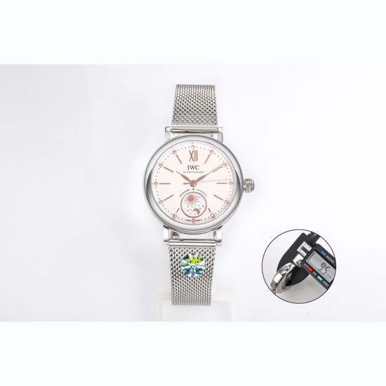 【JMF.Factory】職人の魂が込められた最高峰レプリカ IWC アイ・ダブリュー・シー ポートフィノ デイ&ナイト IW659802(谷愛凌モデル)34mm×9.5mmのスリムケースが織りなす詩的な日替わり表示機能。華麗なダイヤモンドセッティングと相まって、他に類を見ない美しさを実現しました。- 正品を分解・計測し、厚さ9.5mmを忠実に再現- 熟練職人による手作業での精密仕上げ -- 24時間で1回転する金製の太陽&月表示- 12個のダイヤモンドインデックス(各時標に1石)- サンレイ仕上げ文字盤 【JMF.Factory】職人の魂が込められた最高峰レプリカ IWC アイ・ダブリュー・シー ポートフィノ デイ&ナイト IW659802(谷愛凌モデル)34mm×9.5mmのスリムケースが織りなす詩的な日替わり表示機能。華麗なダイヤモンドセッティングと相まって、他に類を見ない美しさを実現しました。- 正品を分解・計測し、厚さ9.5mmを忠実に再現- 熟練職人による手作業での精密仕上げ -- 24時間で1回転する金製の太陽&月表示- 12個のダイヤモンドインデックス(各時標に1石)- サンレイ仕上げ文字盤