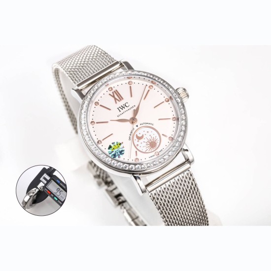 【JMF.Factory】職人の魂が込められた最高峰レプリカ IWC アイ・ダブリュー・シー ポートフィノ デイ&ナイト IW659802(谷愛凌モデル)34mm×9.5mmのスリムケースが織りなす詩的な日替わり表示機能。華麗なダイヤモンドセッティングと相まって、他に類を見ない美しさを実現しました。- 正品を分解・計測し、厚さ9.5mmを忠実に再現- 熟練職人による手作業での精密仕上げ -- 24時間で1回転する金製の太陽&月表示- 12個のダイヤモンドインデックス(各時標に1石)- サンレイ仕上げ文字盤 【JMF.Factory】職人の魂が込められた最高峰レプリカ IWC アイ・ダブリュー・シー ポートフィノ デイ&ナイト IW659802(谷愛凌モデル)34mm×9.5mmのスリムケースが織りなす詩的な日替わり表示機能。華麗なダイヤモンドセッティングと相まって、他に類を見ない美しさを実現しました。- 正品を分解・計測し、厚さ9.5mmを忠実に再現- 熟練職人による手作業での精密仕上げ -- 24時間で1回転する金製の太陽&月表示- 12個のダイヤモンドインデックス(各時標に1石)- サンレイ仕上げ文字盤