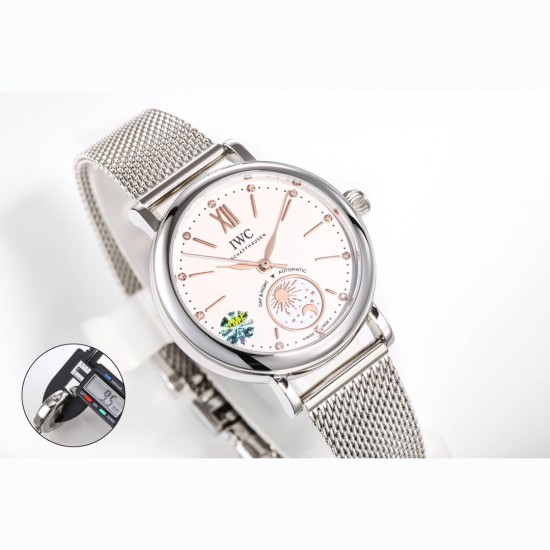 【JMF.Factory】職人の魂が込められた最高峰レプリカ IWC アイ・ダブリュー・シー ポートフィノ デイ&ナイト IW659802(谷愛凌モデル)34mm×9.5mmのスリムケースが織りなす詩的な日替わり表示機能。華麗なダイヤモンドセッティングと相まって、他に類を見ない美しさを実現しました。- 正品を分解・計測し、厚さ9.5mmを忠実に再現- 熟練職人による手作業での精密仕上げ -- 24時間で1回転する金製の太陽&月表示- 12個のダイヤモンドインデックス(各時標に1石)- サンレイ仕上げ文字盤 【JMF.Factory】職人の魂が込められた最高峰レプリカ IWC アイ・ダブリュー・シー ポートフィノ デイ&ナイト IW659802(谷愛凌モデル)34mm×9.5mmのスリムケースが織りなす詩的な日替わり表示機能。華麗なダイヤモンドセッティングと相まって、他に類を見ない美しさを実現しました。- 正品を分解・計測し、厚さ9.5mmを忠実に再現- 熟練職人による手作業での精密仕上げ -- 24時間で1回転する金製の太陽&月表示- 12個のダイヤモンドインデックス(各時標に1石)- サンレイ仕上げ文字盤