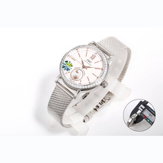 【JMF.Factory】職人の魂が込められた最高峰レプリカ IWC アイ・ダブリュー・シー ポートフィノ デイ&ナイト IW659802(谷愛凌モデル)34mm×9.5mmのスリムケースが織りなす詩的な日替わり表示機能。華麗なダイヤモンドセッティングと相まって、他に類を見ない美しさを実現しました。- 正品を分解・計測し、厚さ9.5mmを忠実に再現- 熟練職人による手作業での精密仕上げ -- 24時間で1回転する金製の太陽&月表示- 12個のダイヤモンドインデックス(各時標に1石)- サンレイ仕上げ文字盤 【JMF.Factory】職人の魂が込められた最高峰レプリカ IWC アイ・ダブリュー・シー ポートフィノ デイ&ナイト IW659802(谷愛凌モデル)34mm×9.5mmのスリムケースが織りなす詩的な日替わり表示機能。華麗なダイヤモンドセッティングと相まって、他に類を見ない美しさを実現しました。- 正品を分解・計測し、厚さ9.5mmを忠実に再現- 熟練職人による手作業での精密仕上げ -- 24時間で1回転する金製の太陽&月表示- 12個のダイヤモンドインデックス(各時標に1石)- サンレイ仕上げ文字盤