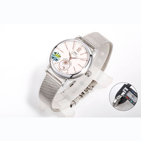 【JMF.Factory】職人の魂が込められた最高峰レプリカ IWC アイ・ダブリュー・シー ポートフィノ デイ&ナイト IW659802(谷愛凌モデル)34mm×9.5mmのスリムケースが織りなす詩的な日替わり表示機能。華麗なダイヤモンドセッティングと相まって、他に類を見ない美しさを実現しました。- 正品を分解・計測し、厚さ9.5mmを忠実に再現- 熟練職人による手作業での精密仕上げ -- 24時間で1回転する金製の太陽&月表示- 12個のダイヤモンドインデックス(各時標に1石)- サンレイ仕上げ文字盤 【JMF.Factory】職人の魂が込められた最高峰レプリカ IWC アイ・ダブリュー・シー ポートフィノ デイ&ナイト IW659802(谷愛凌モデル)34mm×9.5mmのスリムケースが織りなす詩的な日替わり表示機能。華麗なダイヤモンドセッティングと相まって、他に類を見ない美しさを実現しました。- 正品を分解・計測し、厚さ9.5mmを忠実に再現- 熟練職人による手作業での精密仕上げ -- 24時間で1回転する金製の太陽&月表示- 12個のダイヤモンドインデックス(各時標に1石)- サンレイ仕上げ文字盤