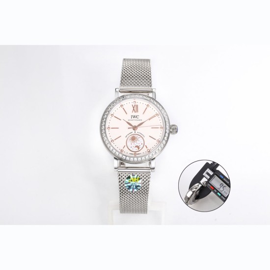 【JMF.Factory】職人の魂が込められた最高峰レプリカ IWC アイ・ダブリュー・シー ポートフィノ デイ&ナイト IW659802(谷愛凌モデル)34mm×9.5mmのスリムケースが織りなす詩的な日替わり表示機能。華麗なダイヤモンドセッティングと相まって、他に類を見ない美しさを実現しました。- 正品を分解・計測し、厚さ9.5mmを忠実に再現- 熟練職人による手作業での精密仕上げ -- 24時間で1回転する金製の太陽&月表示- 12個のダイヤモンドインデックス(各時標に1石)- サンレイ仕上げ文字盤 【JMF.Factory】職人の魂が込められた最高峰レプリカ IWC アイ・ダブリュー・シー ポートフィノ デイ&ナイト IW659802(谷愛凌モデル)34mm×9.5mmのスリムケースが織りなす詩的な日替わり表示機能。華麗なダイヤモンドセッティングと相まって、他に類を見ない美しさを実現しました。- 正品を分解・計測し、厚さ9.5mmを忠実に再現- 熟練職人による手作業での精密仕上げ -- 24時間で1回転する金製の太陽&月表示- 12個のダイヤモンドインデックス(各時標に1石)- サンレイ仕上げ文字盤
