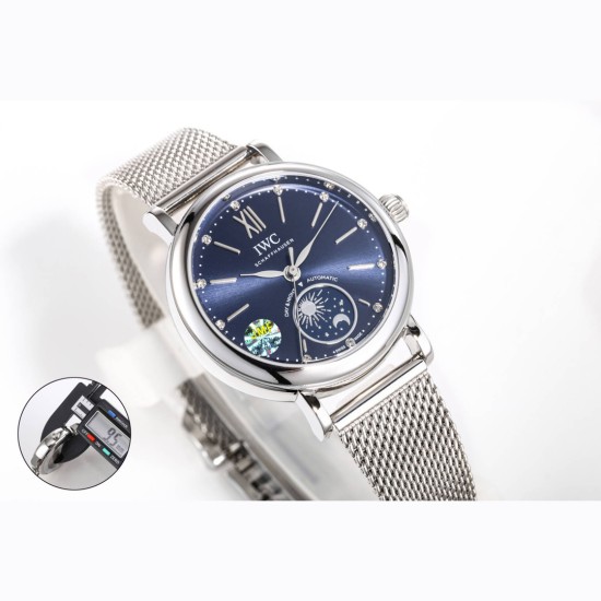 【JMF.Factory】職人の魂が込められた最高峰レプリカ IWC アイ・ダブリュー・シー ポートフィノ デイ&ナイト IW659802(谷愛凌モデル)34mm×9.5mmのスリムケースが織りなす詩的な日替わり表示機能。華麗なダイヤモンドセッティングと相まって、他に類を見ない美しさを実現しました。- 正品を分解・計測し、厚さ9.5mmを忠実に再現- 熟練職人による手作業での精密仕上げ -- 24時間で1回転する金製の太陽&月表示- 12個のダイヤモンドインデックス(各時標に1石)- サンレイ仕上げ文字盤 【JMF.Factory】職人の魂が込められた最高峰レプリカ IWC アイ・ダブリュー・シー ポートフィノ デイ&ナイト IW659802(谷愛凌モデル)34mm×9.5mmのスリムケースが織りなす詩的な日替わり表示機能。華麗なダイヤモンドセッティングと相まって、他に類を見ない美しさを実現しました。- 正品を分解・計測し、厚さ9.5mmを忠実に再現- 熟練職人による手作業での精密仕上げ -- 24時間で1回転する金製の太陽&月表示- 12個のダイヤモンドインデックス(各時標に1石)- サンレイ仕上げ文字盤