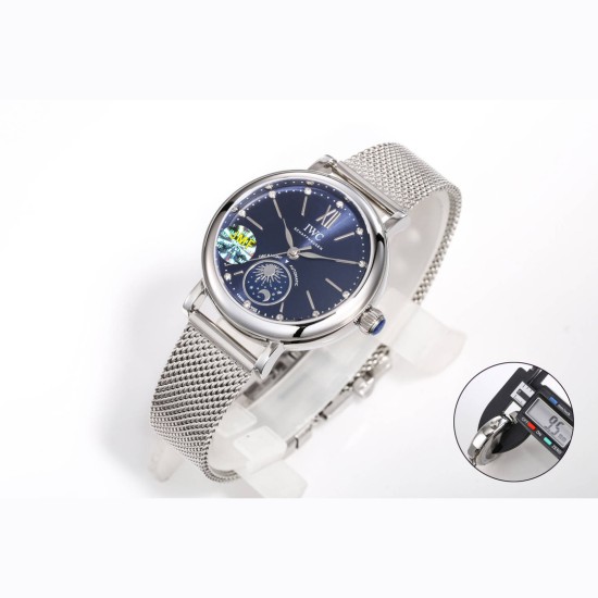 【JMF.Factory】職人の魂が込められた最高峰レプリカ IWC アイ・ダブリュー・シー ポートフィノ デイ&ナイト IW659802(谷愛凌モデル)34mm×9.5mmのスリムケースが織りなす詩的な日替わり表示機能。華麗なダイヤモンドセッティングと相まって、他に類を見ない美しさを実現しました。- 正品を分解・計測し、厚さ9.5mmを忠実に再現- 熟練職人による手作業での精密仕上げ -- 24時間で1回転する金製の太陽&月表示- 12個のダイヤモンドインデックス(各時標に1石)- サンレイ仕上げ文字盤 【JMF.Factory】職人の魂が込められた最高峰レプリカ IWC アイ・ダブリュー・シー ポートフィノ デイ&ナイト IW659802(谷愛凌モデル)34mm×9.5mmのスリムケースが織りなす詩的な日替わり表示機能。華麗なダイヤモンドセッティングと相まって、他に類を見ない美しさを実現しました。- 正品を分解・計測し、厚さ9.5mmを忠実に再現- 熟練職人による手作業での精密仕上げ -- 24時間で1回転する金製の太陽&月表示- 12個のダイヤモンドインデックス(各時標に1石)- サンレイ仕上げ文字盤