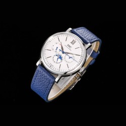 IWC アイ・ダブリュー・シー ポートフィノ パーペチュアルカレンダー 至高のレプリカ* IWCの輝くスター、時を超える傑作 **純正82650型ムーブメントを完全再現・驚異的な精度と信頼性  ・メンテナンスフリーに近い耐久性 ・完璧な動作を実現 *純正1:1分解再現プロジェクト*40mmサイズを忠実に再現 ・独自開発CNC研磨技術により純正と同等の質感 ・ラインから曲面まで完璧なプロポーション・12時位置のインデックスを精密再現 ・銀メッキ文字盤で深みのある輝き ・両面無反射コートのドーム型サファイアク