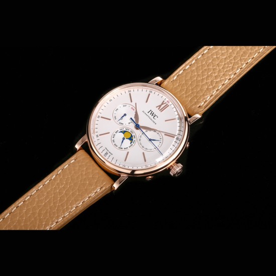 IWC アイ・ダブリュー・シー ポートフィノ パーペチュアルカレンダー 至高のレプリカ* IWCの輝くスター、時を超える傑作*純正82650型ムーブメントを完全再現・驚異的な精度と信頼性 ・メンテナンスフリーに近い耐久性 ・完璧な動作を実現 *純正1:1分解再現プロジェクト*40mmサイズを忠実に再現 ・独自開発CNC研磨技術により純正と同等の質感 ・ラインから曲面まで完璧なプロポーション・12時位置のインデックスを精密再現 ・銀メッキ文字盤で深みのある輝き ・両面無反射コートのドーム型サファイアクリス IWC アイ・ダブリュー・シー ポートフィノ パーペチュアルカレンダー 至高のレプリカ* IWCの輝くスター、時を超える傑作*純正82650型ムーブメントを完全再現・驚異的な精度と信頼性 ・メンテナンスフリーに近い耐久性 ・完璧な動作を実現 *純正1:1分解再現プロジェクト*40mmサイズを忠実に再現 ・独自開発CNC研磨技術により純正と同等の質感 ・ラインから曲面まで完璧なプロポーション・12時位置のインデックスを精密再現 ・銀メッキ文字盤で深みのある輝き ・両面無反射コートのドーム型サファイアクリス