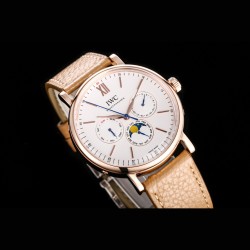 IWC アイ・ダブリュー・シー ポートフィノ パーペチュアルカレンダー 至高のレプリカ* IWCの輝くスター、時を超える傑作*純正82650型ムーブメントを完全再現・驚異的な精度と信頼性  ・メンテナンスフリーに近い耐久性 ・完璧な動作を実現 *純正1:1分解再現プロジェクト*40mmサイズを忠実に再現 ・独自開発CNC研磨技術により純正と同等の質感 ・ラインから曲面まで完璧なプロポーション・12時位置のインデックスを精密再現 ・銀メッキ文字盤で深みのある輝き ・両面無反射コートのドーム型サファイアクリス