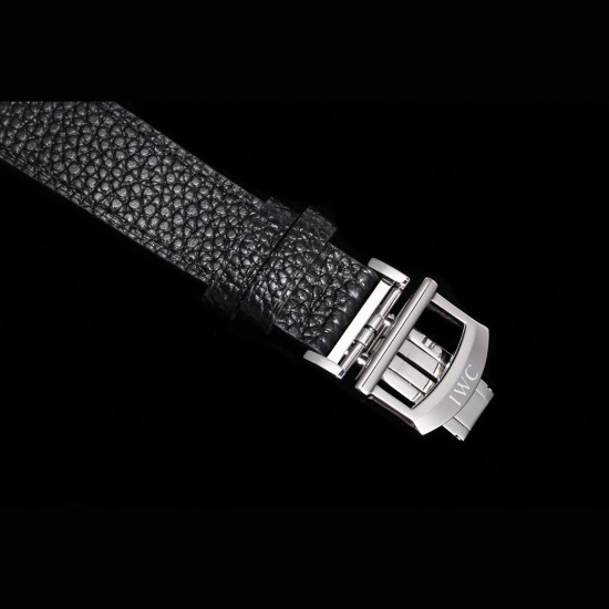 IWC アイ・ダブリュー・シー ポートフィノ パーペチュアルカレンダー 至高のレプリカ* IWCの輝くスター、時を超える傑作*純正82650型ムーブメントを完全再現・驚異的な精度と信頼性 ・メンテナンスフリーに近い耐久性 ・完璧な動作を実現 *純正1:1分解再現プロジェクト*40mmサイズを忠実に再現 ・独自開発CNC研磨技術により純正と同等の質感 ・ラインから曲面まで完璧なプロポーション・12時位置のインデックスを精密再現 ・銀メッキ文字盤で深みのある輝き ・両面無反射コートのドーム型サファイアクリス IWC アイ・ダブリュー・シー ポートフィノ パーペチュアルカレンダー 至高のレプリカ* IWCの輝くスター、時を超える傑作*純正82650型ムーブメントを完全再現・驚異的な精度と信頼性 ・メンテナンスフリーに近い耐久性 ・完璧な動作を実現 *純正1:1分解再現プロジェクト*40mmサイズを忠実に再現 ・独自開発CNC研磨技術により純正と同等の質感 ・ラインから曲面まで完璧なプロポーション・12時位置のインデックスを精密再現 ・銀メッキ文字盤で深みのある輝き ・両面無反射コートのドーム型サファイアクリス