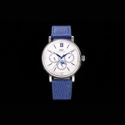 IWC アイ・ダブリュー・シー ポートフィノ パーペチュアルカレンダー 至高のレプリカ* IWCの輝くスター、時を超える傑作*純正82650型ムーブメントを完全再現・驚異的な精度と信頼性  ・メンテナンスフリーに近い耐久性 ・完璧な動作を実現 *純正1:1分解再現プロジェクト*40mmサイズを忠実に再現 ・独自開発CNC研磨技術により純正と同等の質感 ・ラインから曲面まで完璧なプロポーション・12時位置のインデックスを精密再現 ・銀メッキ文字盤で深みのある輝き ・両面無反射コートのドーム型サファイアクリス