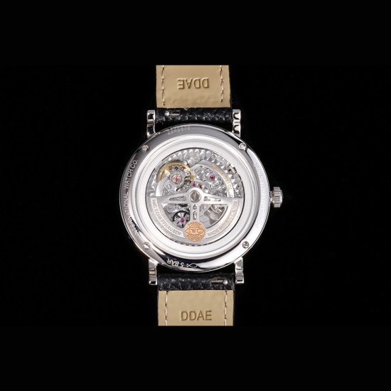 美貌の頂点、心を込めて魅せる*IWC(アイ・ダブリュー・シー)旗下で最も輝くスター万年の時を一瞬に凝縮。IWC パーペチュアルカレンダー ポートフィノの鑑賞をどうぞ! 82650型自社製ムーブメントを採用。動作は安定し、精度が高く、修理率ほぼゼロ!サイズ40mm。独自開発のCNC精密研磨技術で、オリジナルと同等の仕上げ! 12時位置の目盛りは細部までこだわり、1:1で銀メッキ文字盤を再現。両面反射防止コーティングを施したドーム型サファイアガラスで、高級感がさらに向上!特注の高級輸入牛革ベルトを使用。肌触 美貌の頂点、心を込めて魅せる*IWC(アイ・ダブリュー・シー)旗下で最も輝くスター万年の時を一瞬に凝縮。IWC パーペチュアルカレンダー ポートフィノの鑑賞をどうぞ! 82650型自社製ムーブメントを採用。動作は安定し、精度が高く、修理率ほぼゼロ!サイズ40mm。独自開発のCNC精密研磨技術で、オリジナルと同等の仕上げ! 12時位置の目盛りは細部までこだわり、1:1で銀メッキ文字盤を再現。両面反射防止コーティングを施したドーム型サファイアガラスで、高級感がさらに向上!特注の高級輸入牛革ベルトを使用。肌触