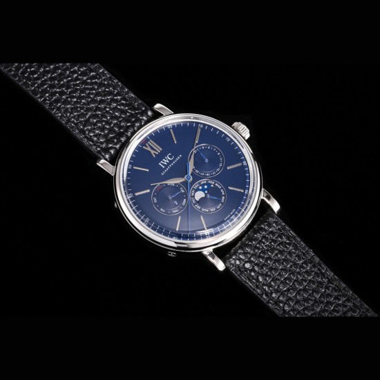美貌の頂点、心を込めて魅せる*IWC(アイ・ダブリュー・シー)旗下で最も輝くスター万年の時を一瞬に凝縮。IWC パーペチュアルカレンダー ポートフィノの鑑賞をどうぞ! 82650型自社製ムーブメントを採用。動作は安定し、精度が高く、修理率ほぼゼロ!サイズ40mm。独自開発のCNC精密研磨技術で、オリジナルと同等の仕上げ! 12時位置の目盛りは細部までこだわり、1:1で銀メッキ文字盤を再現。両面反射防止コーティングを施したドーム型サファイアガラスで、高級感がさらに向上!特注の高級輸入牛革ベルトを使用。肌触 美貌の頂点、心を込めて魅せる*IWC(アイ・ダブリュー・シー)旗下で最も輝くスター万年の時を一瞬に凝縮。IWC パーペチュアルカレンダー ポートフィノの鑑賞をどうぞ! 82650型自社製ムーブメントを採用。動作は安定し、精度が高く、修理率ほぼゼロ!サイズ40mm。独自開発のCNC精密研磨技術で、オリジナルと同等の仕上げ! 12時位置の目盛りは細部までこだわり、1:1で銀メッキ文字盤を再現。両面反射防止コーティングを施したドーム型サファイアガラスで、高級感がさらに向上!特注の高級輸入牛革ベルトを使用。肌触