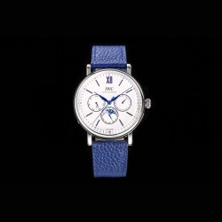美貌の頂点、心を込めて魅せる*IWC（アイ・ダブリュー・シー）旗下で最も輝くスター万年の時を一瞬に凝縮。IWC パーペチュアルカレンダー ポートフィノの鑑賞をどうぞ！  82650型自社製ムーブメントを採用。動作は安定し、精度が高く、修理率ほぼゼロ！サイズ40mm。独自開発のCNC精密研磨技術で、オリジナルと同等の仕上げ！ 12時位置の目盛りは細部までこだわり、1:1で銀メッキ文字盤を再現。両面反射防止コーティングを施したドーム型サファイアガラスで、高級感がさらに向上！特注の高級輸入牛革ベルトを使用。肌触