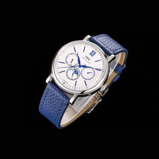 美貌の頂点、心を込めて魅せる*IWC(アイ・ダブリュー・シー)旗下で最も輝くスター万年の時を一瞬に凝縮。IWC パーペチュアルカレンダー ポートフィノの鑑賞をどうぞ! 82650型自社製ムーブメントを採用。動作は安定し、精度が高く、修理率ほぼゼロ!サイズ40mm。独自開発のCNC精密研磨技術で、オリジナルと同等の仕上げ! 12時位置の目盛りは細部までこだわり、1:1で銀メッキ文字盤を再現。両面反射防止コーティングを施したドーム型サファイアガラスで、高級感がさらに向上!特注の高級輸入牛革ベルトを使用。肌触 美貌の頂点、心を込めて魅せる*IWC(アイ・ダブリュー・シー)旗下で最も輝くスター万年の時を一瞬に凝縮。IWC パーペチュアルカレンダー ポートフィノの鑑賞をどうぞ! 82650型自社製ムーブメントを採用。動作は安定し、精度が高く、修理率ほぼゼロ!サイズ40mm。独自開発のCNC精密研磨技術で、オリジナルと同等の仕上げ! 12時位置の目盛りは細部までこだわり、1:1で銀メッキ文字盤を再現。両面反射防止コーティングを施したドーム型サファイアガラスで、高級感がさらに向上!特注の高級輸入牛革ベルトを使用。肌触