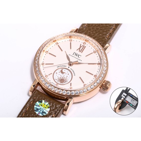 【JMF.Factory】匠の心が生んだ最高傑作*市場最高峰レプリ──IWCポートフィノ デュアルタイム Ref.IW659802(谷愛凌着用モデル)*34mm×9.5mmの詩的な昼夜表示機構と豪華なダイヤモンドセッティングが、比類なき美を約束します。職人技の薄型ケース*JMF専属時計師が正規品を徹底解剖 ▸市場初!**厚み9.5mm完全再現*(星辰の位置も原版と一致▸財力と時間を惜しまず、あらゆる技術的難関を突破 圧倒的な文字盤美▸ 6時位置の*昼夜表示盤:24時間で1回転する金製太陽&月モチーフ 1 【JMF.Factory】匠の心が生んだ最高傑作*市場最高峰レプリ──IWCポートフィノ デュアルタイム Ref.IW659802(谷愛凌着用モデル)*34mm×9.5mmの詩的な昼夜表示機構と豪華なダイヤモンドセッティングが、比類なき美を約束します。職人技の薄型ケース*JMF専属時計師が正規品を徹底解剖 ▸市場初!**厚み9.5mm完全再現*(星辰の位置も原版と一致▸財力と時間を惜しまず、あらゆる技術的難関を突破 圧倒的な文字盤美▸ 6時位置の*昼夜表示盤:24時間で1回転する金製太陽&月モチーフ 1