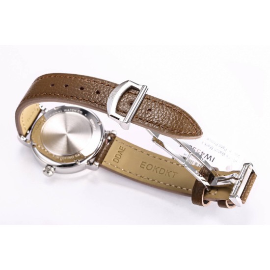 【JMF.Factory】匠の心が生んだ最高傑作*市場最高峰レプリ──IWCポートフィノ デュアルタイム Ref.IW659802(谷愛凌着用モデル)*34mm×9.5mmの詩的な昼夜表示機構と豪華なダイヤモンドセッティングが、比類なき美を約束します。職人技の薄型ケース*JMF専属時計師が正規品を徹底解剖 ▸市場初!**厚み9.5mm完全再現*(星辰の位置も原版と一致▸財力と時間を惜しまず、あらゆる技術的難関を突破 圧倒的な文字盤美▸ 6時位置の*昼夜表示盤:24時間で1回転する金製太陽&月モチーフ 1 【JMF.Factory】匠の心が生んだ最高傑作*市場最高峰レプリ──IWCポートフィノ デュアルタイム Ref.IW659802(谷愛凌着用モデル)*34mm×9.5mmの詩的な昼夜表示機構と豪華なダイヤモンドセッティングが、比類なき美を約束します。職人技の薄型ケース*JMF専属時計師が正規品を徹底解剖 ▸市場初!**厚み9.5mm完全再現*(星辰の位置も原版と一致▸財力と時間を惜しまず、あらゆる技術的難関を突破 圧倒的な文字盤美▸ 6時位置の*昼夜表示盤:24時間で1回転する金製太陽&月モチーフ 1