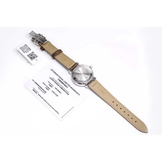 【JMF.Factory】匠の心が生んだ最高傑作*市場最高峰レプリ──IWCポートフィノ デュアルタイム Ref.IW659802(谷愛凌着用モデル)*34mm×9.5mmの詩的な昼夜表示機構と豪華なダイヤモンドセッティングが、比類なき美を約束します。職人技の薄型ケース*JMF専属時計師が正規品を徹底解剖 ▸市場初!**厚み9.5mm完全再現*(星辰の位置も原版と一致▸財力と時間を惜しまず、あらゆる技術的難関を突破 圧倒的な文字盤美▸ 6時位置の*昼夜表示盤:24時間で1回転する金製太陽&月モチーフ 1 【JMF.Factory】匠の心が生んだ最高傑作*市場最高峰レプリ──IWCポートフィノ デュアルタイム Ref.IW659802(谷愛凌着用モデル)*34mm×9.5mmの詩的な昼夜表示機構と豪華なダイヤモンドセッティングが、比類なき美を約束します。職人技の薄型ケース*JMF専属時計師が正規品を徹底解剖 ▸市場初!**厚み9.5mm完全再現*(星辰の位置も原版と一致▸財力と時間を惜しまず、あらゆる技術的難関を突破 圧倒的な文字盤美▸ 6時位置の*昼夜表示盤:24時間で1回転する金製太陽&月モチーフ 1