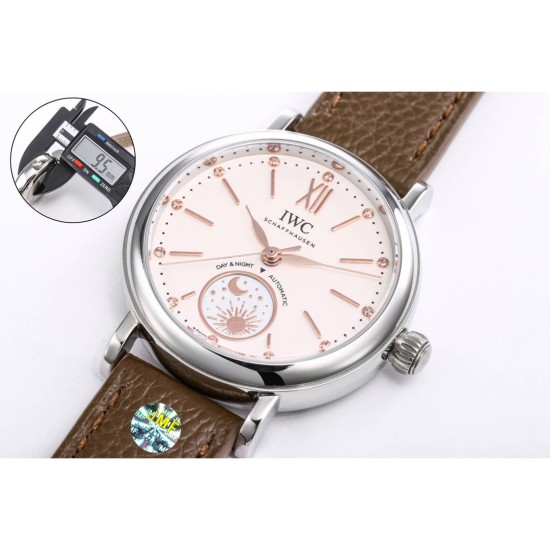 【JMF.Factory】匠の心が生んだ最高傑作*市場最高峰レプリ──IWCポートフィノ デュアルタイム Ref.IW659802(谷愛凌着用モデル)*34mm×9.5mmの詩的な昼夜表示機構と豪華なダイヤモンドセッティングが、比類なき美を約束します。職人技の薄型ケース*JMF専属時計師が正規品を徹底解剖 ▸市場初!**厚み9.5mm完全再現*(星辰の位置も原版と一致▸財力と時間を惜しまず、あらゆる技術的難関を突破 圧倒的な文字盤美▸ 6時位置の*昼夜表示盤:24時間で1回転する金製太陽&月モチーフ 1 【JMF.Factory】匠の心が生んだ最高傑作*市場最高峰レプリ──IWCポートフィノ デュアルタイム Ref.IW659802(谷愛凌着用モデル)*34mm×9.5mmの詩的な昼夜表示機構と豪華なダイヤモンドセッティングが、比類なき美を約束します。職人技の薄型ケース*JMF専属時計師が正規品を徹底解剖 ▸市場初!**厚み9.5mm完全再現*(星辰の位置も原版と一致▸財力と時間を惜しまず、あらゆる技術的難関を突破 圧倒的な文字盤美▸ 6時位置の*昼夜表示盤:24時間で1回転する金製太陽&月モチーフ 1