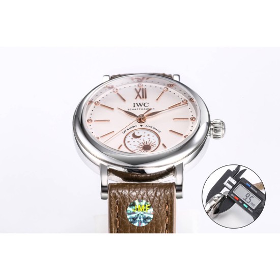 【JMF.Factory】匠の心が生んだ最高傑作*市場最高峰レプリ──IWCポートフィノ デュアルタイム Ref.IW659802(谷愛凌着用モデル)*34mm×9.5mmの詩的な昼夜表示機構と豪華なダイヤモンドセッティングが、比類なき美を約束します。職人技の薄型ケース*JMF専属時計師が正規品を徹底解剖 ▸市場初!**厚み9.5mm完全再現*(星辰の位置も原版と一致▸財力と時間を惜しまず、あらゆる技術的難関を突破 圧倒的な文字盤美▸ 6時位置の*昼夜表示盤:24時間で1回転する金製太陽&月モチーフ 1 【JMF.Factory】匠の心が生んだ最高傑作*市場最高峰レプリ──IWCポートフィノ デュアルタイム Ref.IW659802(谷愛凌着用モデル)*34mm×9.5mmの詩的な昼夜表示機構と豪華なダイヤモンドセッティングが、比類なき美を約束します。職人技の薄型ケース*JMF専属時計師が正規品を徹底解剖 ▸市場初!**厚み9.5mm完全再現*(星辰の位置も原版と一致▸財力と時間を惜しまず、あらゆる技術的難関を突破 圧倒的な文字盤美▸ 6時位置の*昼夜表示盤:24時間で1回転する金製太陽&月モチーフ 1