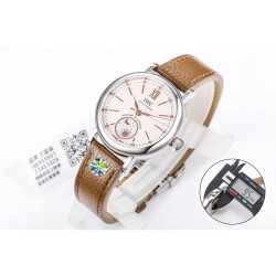 【JMF.Factory】匠の心が生んだ最高傑作*市場最高峰レプリ──IWCポートフィノ デュアルタイム Ref.IW659802（谷愛凌着用モデル）*34mm×9.5mmの詩的な昼夜表示機構と豪華なダイヤモンドセッティングが、比類なき美を約束します。職人技の薄型ケース*JMF専属時計師が正規品を徹底解剖 ▸市場初！**厚み9.5mm完全再現*（星辰の位置も原版と一致▸財力と時間を惜しまず、あらゆる技術的難関を突破  圧倒的な文字盤美▸ 6時位置の*昼夜表示盤：24時間で1回転する金製太陽＆月モチーフ 1