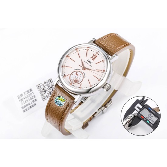 【JMF.Factory】匠の心が生んだ最高傑作*市場最高峰レプリ──IWCポートフィノ デュアルタイム Ref.IW659802(谷愛凌着用モデル)*34mm×9.5mmの詩的な昼夜表示機構と豪華なダイヤモンドセッティングが、比類なき美を約束します。職人技の薄型ケース*JMF専属時計師が正規品を徹底解剖 ▸市場初!**厚み9.5mm完全再現*(星辰の位置も原版と一致▸財力と時間を惜しまず、あらゆる技術的難関を突破 圧倒的な文字盤美▸ 6時位置の*昼夜表示盤:24時間で1回転する金製太陽&月モチーフ 1 【JMF.Factory】匠の心が生んだ最高傑作*市場最高峰レプリ──IWCポートフィノ デュアルタイム Ref.IW659802(谷愛凌着用モデル)*34mm×9.5mmの詩的な昼夜表示機構と豪華なダイヤモンドセッティングが、比類なき美を約束します。職人技の薄型ケース*JMF専属時計師が正規品を徹底解剖 ▸市場初!**厚み9.5mm完全再現*(星辰の位置も原版と一致▸財力と時間を惜しまず、あらゆる技術的難関を突破 圧倒的な文字盤美▸ 6時位置の*昼夜表示盤:24時間で1回転する金製太陽&月モチーフ 1