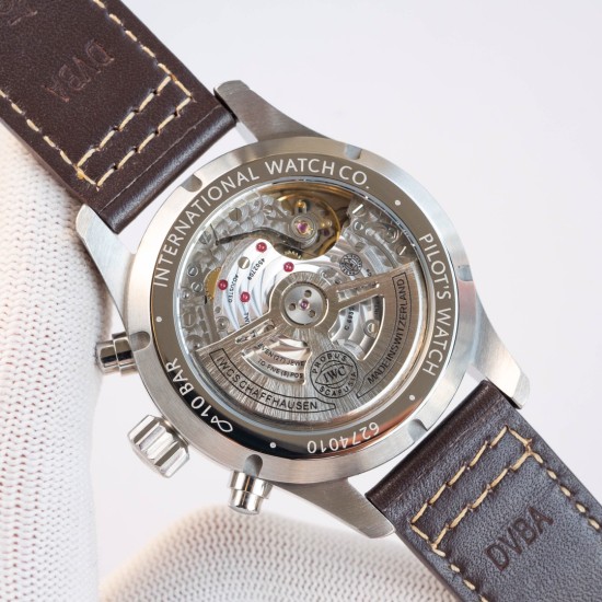 IWC(アイ・ダブリュー・シー)パイロット クロノグラフ 新型モデル IW388101/IW388103*スチールケースに洗練された造形美と明確なラインが特徴の新型パイロットウォッチが登場。従来モデルからサイズを41mmにコンパクト化し、現代男性の「ゴールドサイズ」として更に着けやすく進化しました。- 高精度なスチール仕上げ- 立体感あるデザインライン- 普遍的なスタイリング- パイロットウォッチの伝統的なコックピット計器風デザインを継承- 新開発のサファイアガラス裏蓋を採用- ETA7750をベースにI IWC(アイ・ダブリュー・シー)パイロット クロノグラフ 新型モデル IW388101/IW388103*スチールケースに洗練された造形美と明確なラインが特徴の新型パイロットウォッチが登場。従来モデルからサイズを41mmにコンパクト化し、現代男性の「ゴールドサイズ」として更に着けやすく進化しました。- 高精度なスチール仕上げ- 立体感あるデザインライン- 普遍的なスタイリング- パイロットウォッチの伝統的なコックピット計器風デザインを継承- 新開発のサファイアガラス裏蓋を採用- ETA7750をベースにI