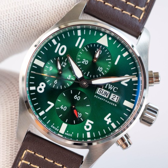 IWC(アイ・ダブリュー・シー)パイロット クロノグラフ 新型モデル IW388101/IW388103*スチールケースに洗練された造形美と明確なラインが特徴の新型パイロットウォッチが登場。従来モデルからサイズを41mmにコンパクト化し、現代男性の「ゴールドサイズ」として更に着けやすく進化しました。- 高精度なスチール仕上げ- 立体感あるデザインライン- 普遍的なスタイリング- パイロットウォッチの伝統的なコックピット計器風デザインを継承- 新開発のサファイアガラス裏蓋を採用- ETA7750をベースにI IWC(アイ・ダブリュー・シー)パイロット クロノグラフ 新型モデル IW388101/IW388103*スチールケースに洗練された造形美と明確なラインが特徴の新型パイロットウォッチが登場。従来モデルからサイズを41mmにコンパクト化し、現代男性の「ゴールドサイズ」として更に着けやすく進化しました。- 高精度なスチール仕上げ- 立体感あるデザインライン- 普遍的なスタイリング- パイロットウォッチの伝統的なコックピット計器風デザインを継承- 新開発のサファイアガラス裏蓋を採用- ETA7750をベースにI