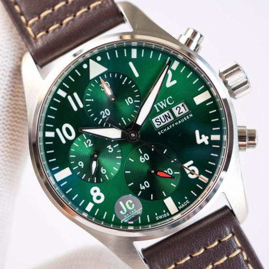 IWC(アイ・ダブリュー・シー)パイロット クロノグラフ 新型モデル IW388101/IW388103*スチールケースに洗練された造形美と明確なラインが特徴の新型パイロットウォッチが登場。従来モデルからサイズを41mmにコンパクト化し、現代男性の「ゴールドサイズ」として更に着けやすく進化しました。- 高精度なスチール仕上げ- 立体感あるデザインライン- 普遍的なスタイリング- パイロットウォッチの伝統的なコックピット計器風デザインを継承- 新開発のサファイアガラス裏蓋を採用- ETA7750をベースにI IWC(アイ・ダブリュー・シー)パイロット クロノグラフ 新型モデル IW388101/IW388103*スチールケースに洗練された造形美と明確なラインが特徴の新型パイロットウォッチが登場。従来モデルからサイズを41mmにコンパクト化し、現代男性の「ゴールドサイズ」として更に着けやすく進化しました。- 高精度なスチール仕上げ- 立体感あるデザインライン- 普遍的なスタイリング- パイロットウォッチの伝統的なコックピット計器風デザインを継承- 新開発のサファイアガラス裏蓋を採用- ETA7750をベースにI
