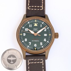 IWC スピットファイア ブロンズモデル 限定登場✨ 時が育てるブロンズの味わい ✨*モデル：CX8 オリーブグリーンダイアル*ブロンズケースの経年変化を楽しむ自動巻きクロノグラフ - 経年酸化で独自の風合いが醸成（※酸化度合いは環境により異なります 39mm×10.5mmのユニセックスサイズ *チタン合金裏蓋*（防磁・耐衝撃設計）  裏蓋に「スピットファイア戦闘機」の精密彫刻  - 50m防水（日常生活防水＋水泳対応）MIYOTA 9015改 スーパーグレード機芯* 天文台検定相当の精度（日差±5秒以内