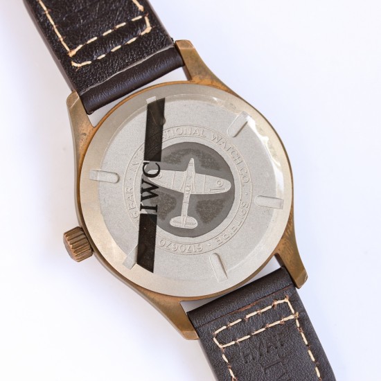 IWC スピットファイア ブロンズモデル 限定登場✨ 時が育てるブロンズの味わい ✨*モデル:CX8 オリーブグリーンダイアル*ブロンズケースの経年変化を楽しむ自動巻きクロノグラフ - 経年酸化で独自の風合いが醸成(※酸化度合いは環境により異なります 39mm×10.5mmのユニセックスサイズ *チタン合金裏蓋*(防磁・耐衝撃設計) 裏蓋に「スピットファイア戦闘機」の精密彫刻 - 50m防水(日常生活防水+水泳対応)MIYOTA 9015改 スーパーグレード機芯* 天文台検定相当の精度(日差±5秒以内 IWC スピットファイア ブロンズモデル 限定登場✨ 時が育てるブロンズの味わい ✨*モデル:CX8 オリーブグリーンダイアル*ブロンズケースの経年変化を楽しむ自動巻きクロノグラフ - 経年酸化で独自の風合いが醸成(※酸化度合いは環境により異なります 39mm×10.5mmのユニセックスサイズ *チタン合金裏蓋*(防磁・耐衝撃設計) 裏蓋に「スピットファイア戦闘機」の精密彫刻 - 50m防水(日常生活防水+水泳対応)MIYOTA 9015改 スーパーグレード機芯* 天文台検定相当の精度(日差±5秒以内