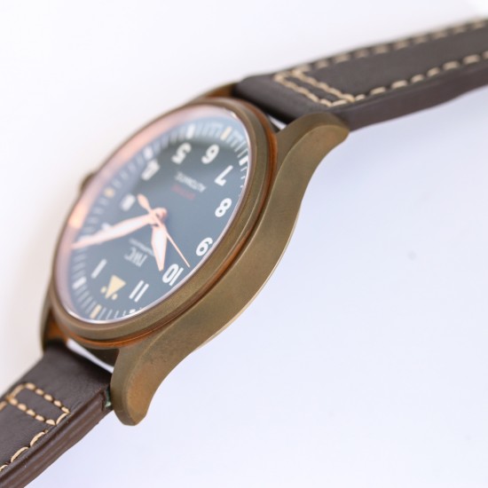 IWC スピットファイア ブロンズモデル 限定登場✨ 時が育てるブロンズの味わい ✨*モデル:CX8 オリーブグリーンダイアル*ブロンズケースの経年変化を楽しむ自動巻きクロノグラフ - 経年酸化で独自の風合いが醸成(※酸化度合いは環境により異なります 39mm×10.5mmのユニセックスサイズ *チタン合金裏蓋*(防磁・耐衝撃設計) 裏蓋に「スピットファイア戦闘機」の精密彫刻 - 50m防水(日常生活防水+水泳対応)MIYOTA 9015改 スーパーグレード機芯* 天文台検定相当の精度(日差±5秒以内 IWC スピットファイア ブロンズモデル 限定登場✨ 時が育てるブロンズの味わい ✨*モデル:CX8 オリーブグリーンダイアル*ブロンズケースの経年変化を楽しむ自動巻きクロノグラフ - 経年酸化で独自の風合いが醸成(※酸化度合いは環境により異なります 39mm×10.5mmのユニセックスサイズ *チタン合金裏蓋*(防磁・耐衝撃設計) 裏蓋に「スピットファイア戦闘機」の精密彫刻 - 50m防水(日常生活防水+水泳対応)MIYOTA 9015改 スーパーグレード機芯* 天文台検定相当の精度(日差±5秒以内