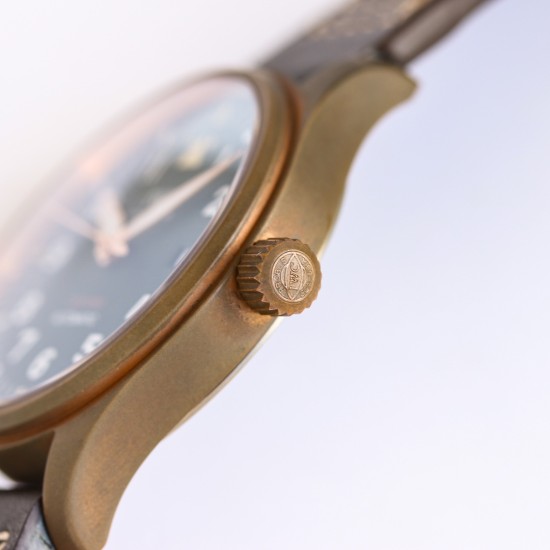 IWC スピットファイア ブロンズモデル 限定登場✨ 時が育てるブロンズの味わい ✨*モデル:CX8 オリーブグリーンダイアル*ブロンズケースの経年変化を楽しむ自動巻きクロノグラフ - 経年酸化で独自の風合いが醸成(※酸化度合いは環境により異なります 39mm×10.5mmのユニセックスサイズ *チタン合金裏蓋*(防磁・耐衝撃設計) 裏蓋に「スピットファイア戦闘機」の精密彫刻 - 50m防水(日常生活防水+水泳対応)MIYOTA 9015改 スーパーグレード機芯* 天文台検定相当の精度(日差±5秒以内 IWC スピットファイア ブロンズモデル 限定登場✨ 時が育てるブロンズの味わい ✨*モデル:CX8 オリーブグリーンダイアル*ブロンズケースの経年変化を楽しむ自動巻きクロノグラフ - 経年酸化で独自の風合いが醸成(※酸化度合いは環境により異なります 39mm×10.5mmのユニセックスサイズ *チタン合金裏蓋*(防磁・耐衝撃設計) 裏蓋に「スピットファイア戦闘機」の精密彫刻 - 50m防水(日常生活防水+水泳対応)MIYOTA 9015改 スーパーグレード機芯* 天文台検定相当の精度(日差±5秒以内