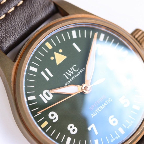 IWC スピットファイア ブロンズモデル 限定登場✨ 時が育てるブロンズの味わい ✨*モデル:CX8 オリーブグリーンダイアル*ブロンズケースの経年変化を楽しむ自動巻きクロノグラフ - 経年酸化で独自の風合いが醸成(※酸化度合いは環境により異なります 39mm×10.5mmのユニセックスサイズ *チタン合金裏蓋*(防磁・耐衝撃設計) 裏蓋に「スピットファイア戦闘機」の精密彫刻 - 50m防水(日常生活防水+水泳対応)MIYOTA 9015改 スーパーグレード機芯* 天文台検定相当の精度(日差±5秒以内 IWC スピットファイア ブロンズモデル 限定登場✨ 時が育てるブロンズの味わい ✨*モデル:CX8 オリーブグリーンダイアル*ブロンズケースの経年変化を楽しむ自動巻きクロノグラフ - 経年酸化で独自の風合いが醸成(※酸化度合いは環境により異なります 39mm×10.5mmのユニセックスサイズ *チタン合金裏蓋*(防磁・耐衝撃設計) 裏蓋に「スピットファイア戦闘機」の精密彫刻 - 50m防水(日常生活防水+水泳対応)MIYOTA 9015改 スーパーグレード機芯* 天文台検定相当の精度(日差±5秒以内
