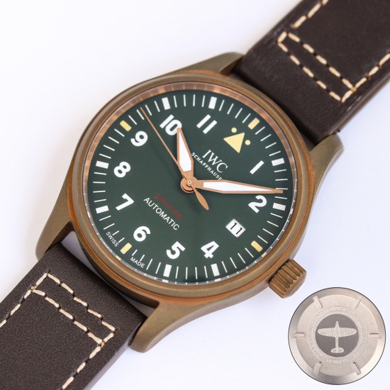 IWC スピットファイア ブロンズモデル 限定登場✨ 時が育てるブロンズの味わい ✨*モデル:CX8 オリーブグリーンダイアル*ブロンズケースの経年変化を楽しむ自動巻きクロノグラフ - 経年酸化で独自の風合いが醸成(※酸化度合いは環境により異なります 39mm×10.5mmのユニセックスサイズ *チタン合金裏蓋*(防磁・耐衝撃設計) 裏蓋に「スピットファイア戦闘機」の精密彫刻 - 50m防水(日常生活防水+水泳対応)MIYOTA 9015改 スーパーグレード機芯* 天文台検定相当の精度(日差±5秒以内 IWC スピットファイア ブロンズモデル 限定登場✨ 時が育てるブロンズの味わい ✨*モデル:CX8 オリーブグリーンダイアル*ブロンズケースの経年変化を楽しむ自動巻きクロノグラフ - 経年酸化で独自の風合いが醸成(※酸化度合いは環境により異なります 39mm×10.5mmのユニセックスサイズ *チタン合金裏蓋*(防磁・耐衝撃設計) 裏蓋に「スピットファイア戦闘機」の精密彫刻 - 50m防水(日常生活防水+水泳対応)MIYOTA 9015改 スーパーグレード機芯* 天文台検定相当の精度(日差±5秒以内