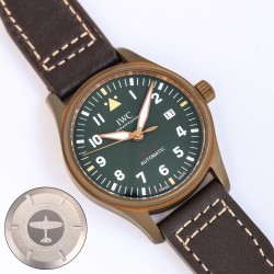 IWC スピットファイア ブロンズモデル 限定登場✨ 時が育てるブロンズの味わい ✨*モデル：CX8 オリーブグリーンダイアル*ブロンズケースの経年変化を楽しむ自動巻きクロノグラフ - 経年酸化で独自の風合いが醸成（※酸化度合いは環境により異なります 39mm×10.5mmのユニセックスサイズ *チタン合金裏蓋*（防磁・耐衝撃設計）  裏蓋に「スピットファイア戦闘機」の精密彫刻  - 50m防水（日常生活防水＋水泳対応）MIYOTA 9015改 スーパーグレード機芯* 天文台検定相当の精度（日差±5秒以内