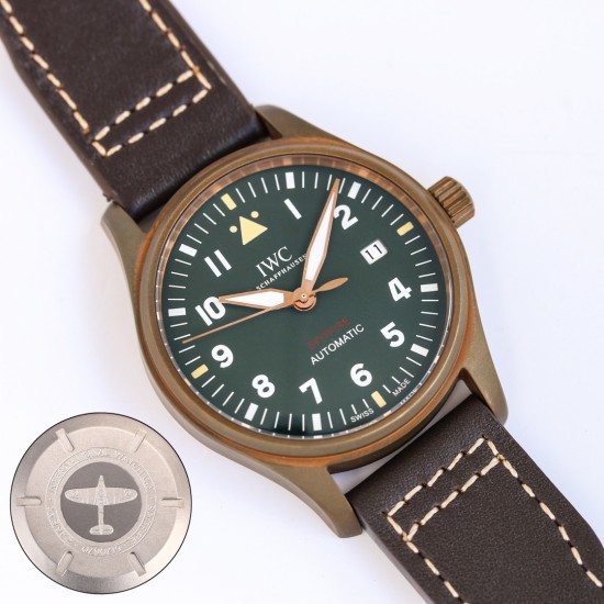 IWC スピットファイア ブロンズモデル 限定登場✨ 時が育てるブロンズの味わい ✨*モデル:CX8 オリーブグリーンダイアル*ブロンズケースの経年変化を楽しむ自動巻きクロノグラフ - 経年酸化で独自の風合いが醸成(※酸化度合いは環境により異なります 39mm×10.5mmのユニセックスサイズ *チタン合金裏蓋*(防磁・耐衝撃設計) 裏蓋に「スピットファイア戦闘機」の精密彫刻 - 50m防水(日常生活防水+水泳対応)MIYOTA 9015改 スーパーグレード機芯* 天文台検定相当の精度(日差±5秒以内 IWC スピットファイア ブロンズモデル 限定登場✨ 時が育てるブロンズの味わい ✨*モデル:CX8 オリーブグリーンダイアル*ブロンズケースの経年変化を楽しむ自動巻きクロノグラフ - 経年酸化で独自の風合いが醸成(※酸化度合いは環境により異なります 39mm×10.5mmのユニセックスサイズ *チタン合金裏蓋*(防磁・耐衝撃設計) 裏蓋に「スピットファイア戦闘機」の精密彫刻 - 50m防水(日常生活防水+水泳対応)MIYOTA 9015改 スーパーグレード機芯* 天文台検定相当の精度(日差±5秒以内