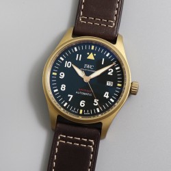 IWC スピットファイア ブロンズモデル 驚異の登場*オリーブグリーンダイアル × ブロンズケースで唯一無二のビンテージスタイル サイズ：39mm×10.5mm  MKSはIWCのコア技術と豊富な経験を結集*ブロンズ素材*経年変化で独自の風合いが醸成- **チタン裏蓋*精密彫刻された「スピットファイア」*ブラウン色 最高級輸入牛革ストラップ*グレード5チタン製IWCクラシック針クリップ*日本製9015自動巻きムーブメント搭載*スイス天文台認証レベル精度の性能。MKS工房が放つブロンズの傑作 あなたの腕にこ