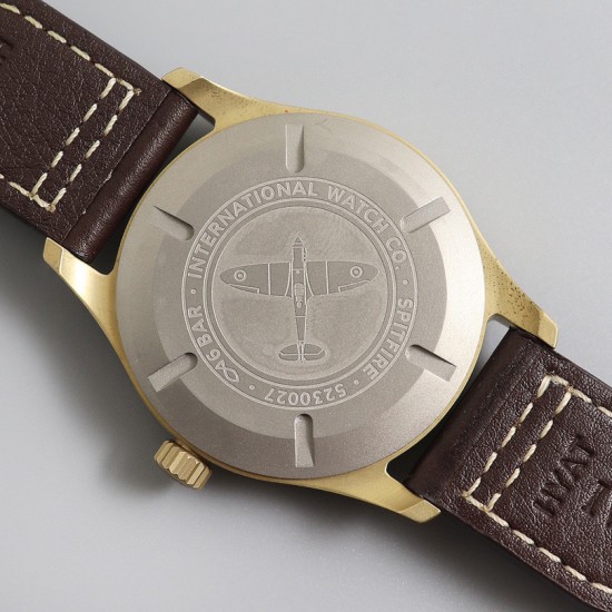 IWC スピットファイア ブロンズモデル 驚異の登場*オリーブグリーンダイアル × ブロンズケースで唯一無二のビンテージスタイル サイズ:39mm×10.5mm MKSはIWCのコア技術と豊富な経験を結集*ブロンズ素材*経年変化で独自の風合いが醸成- **チタン裏蓋*精密彫刻された「スピットファイア」*ブラウン色 最高級輸入牛革ストラップ*グレード5チタン製IWCクラシック針クリップ*日本製9015自動巻きムーブメント搭載*スイス天文台認証レベル精度の性能。MKS工房が放つブロンズの傑作 あなたの腕にこ IWC スピットファイア ブロンズモデル 驚異の登場*オリーブグリーンダイアル × ブロンズケースで唯一無二のビンテージスタイル サイズ:39mm×10.5mm MKSはIWCのコア技術と豊富な経験を結集*ブロンズ素材*経年変化で独自の風合いが醸成- **チタン裏蓋*精密彫刻された「スピットファイア」*ブラウン色 最高級輸入牛革ストラップ*グレード5チタン製IWCクラシック針クリップ*日本製9015自動巻きムーブメント搭載*スイス天文台認証レベル精度の性能。MKS工房が放つブロンズの傑作 あなたの腕にこ